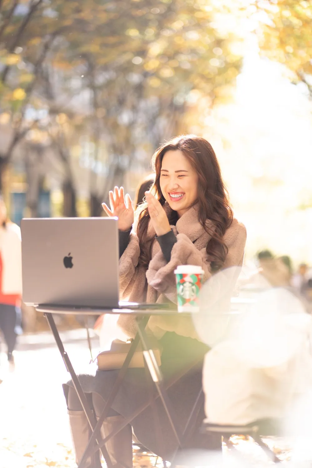 街のカフェで笑顔を見せる女性のポートレート