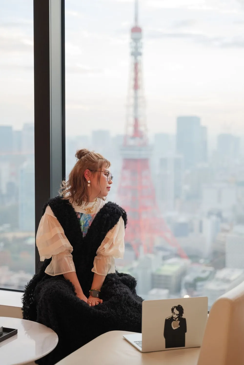 ホテルの窓辺で東京タワーを眺める女性のポートレート