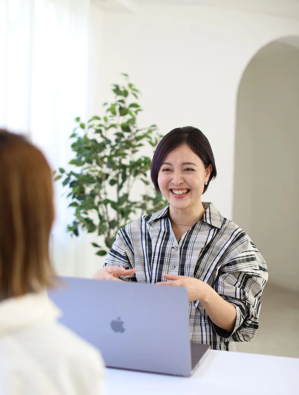 打ち合わせで笑顔を見せる古山未来