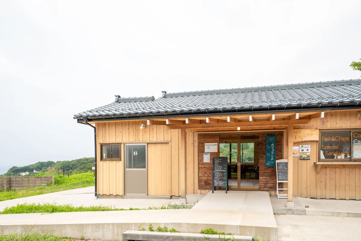 佐渡島の高台にあるカフェの外観