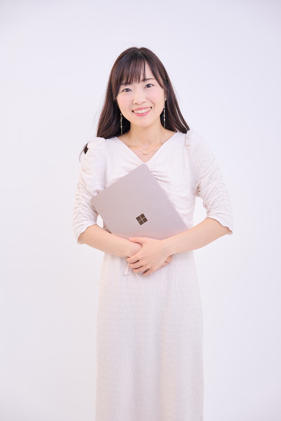 ノートパソコンと撮影したプロフィール写真