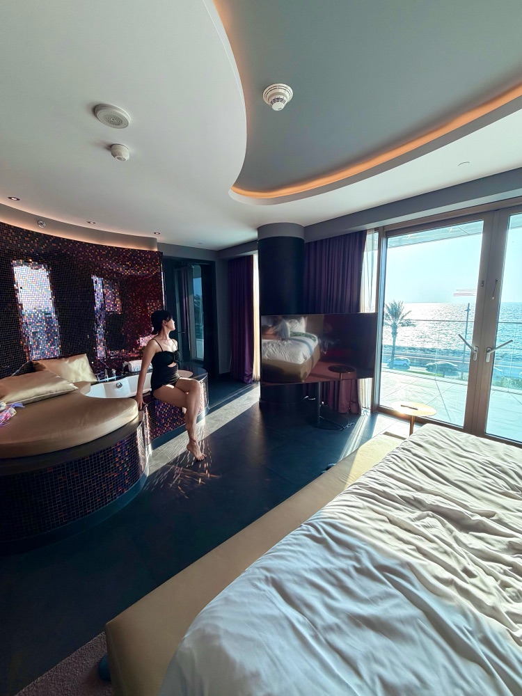 海を望むホテルの部屋で