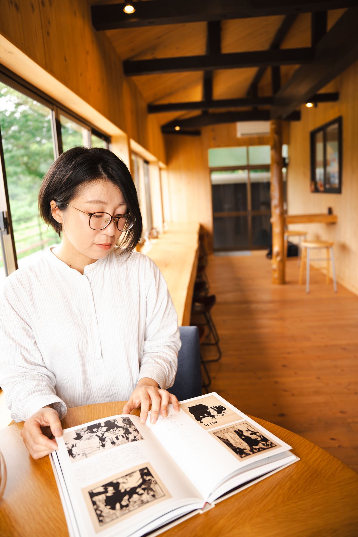 カフェのカウンターで本を読むカット