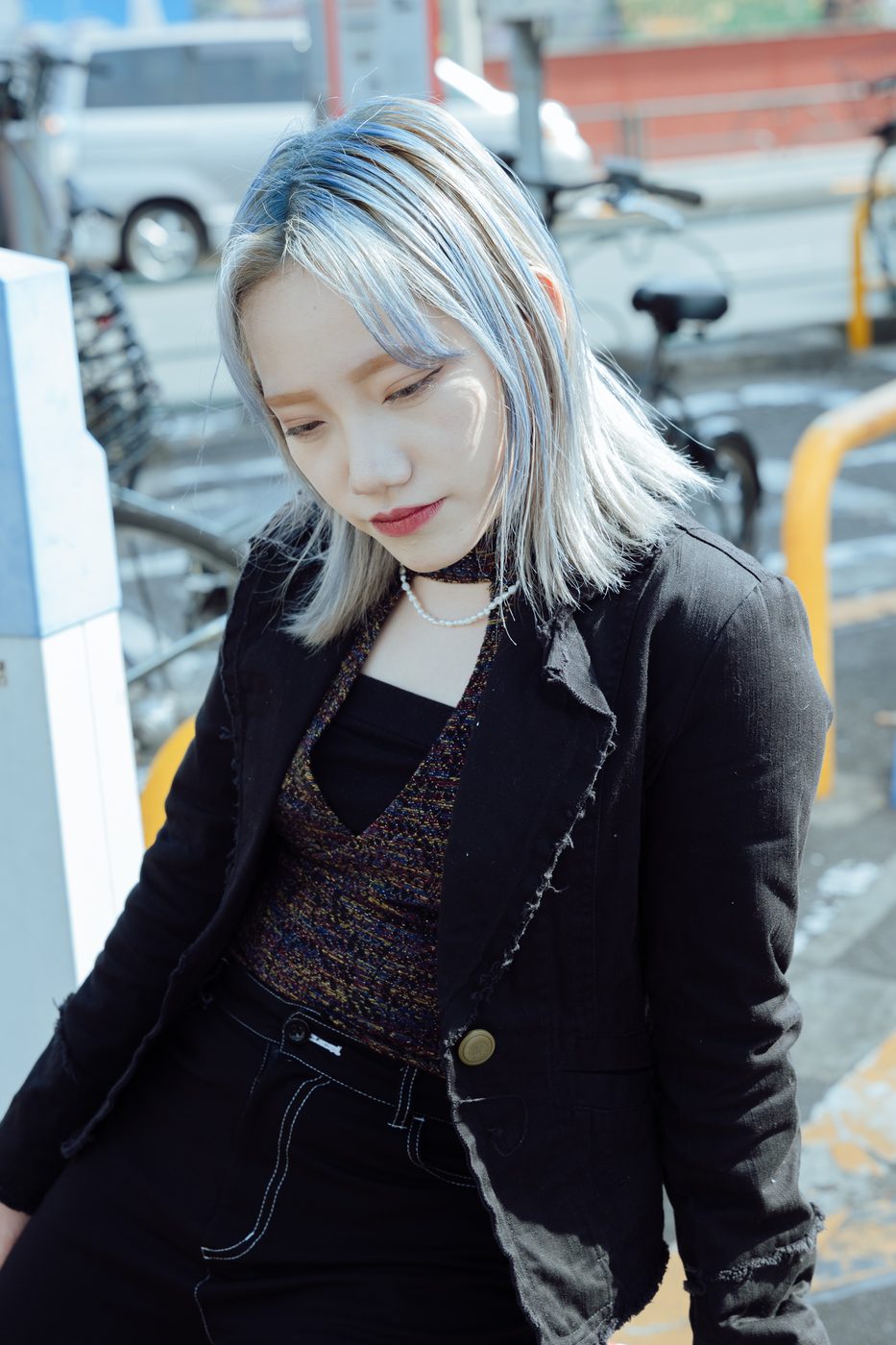街角で目を伏せたカット