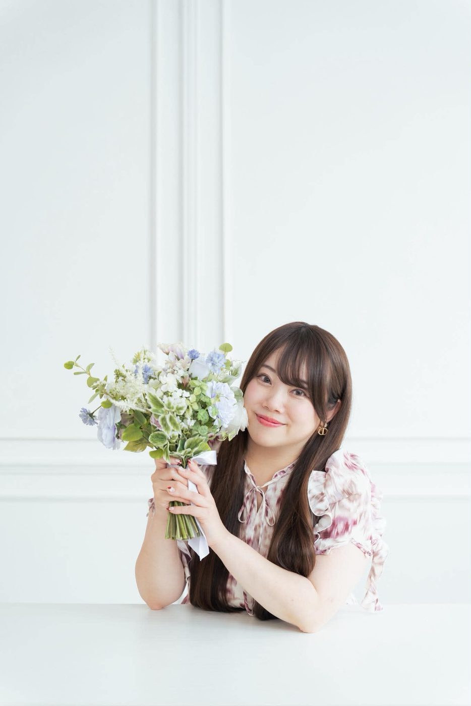 花束を持つポートレート
